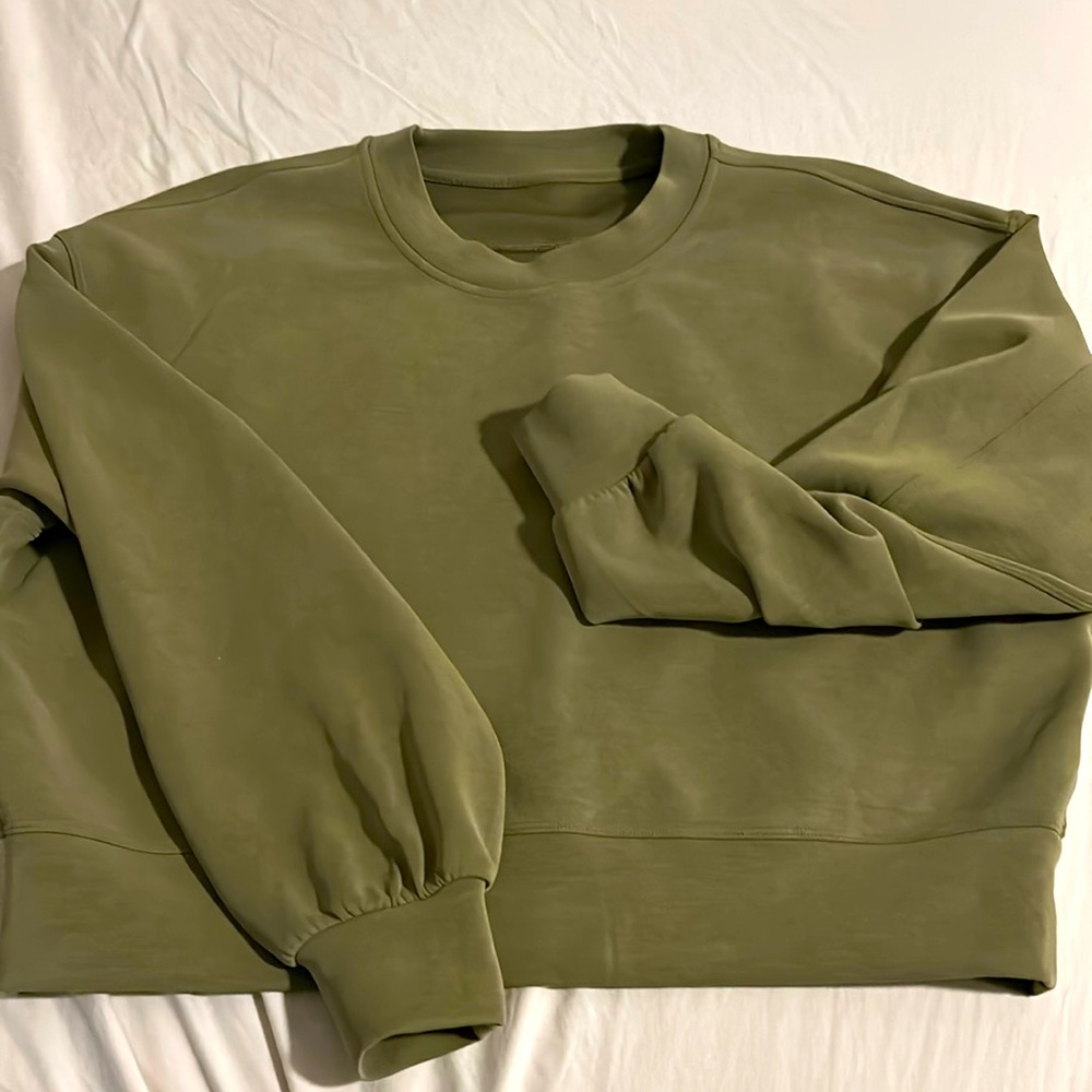 Lululemon Softstreme Cropped Crew. Green, size 8.